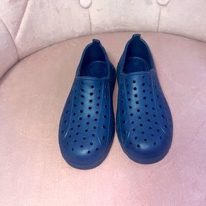NWOT Totes Toddler (Unisex) size 9/10Navy Blue Shoe, never worn.